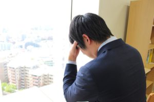 オープンハウスの採用エントリーに悩む男性